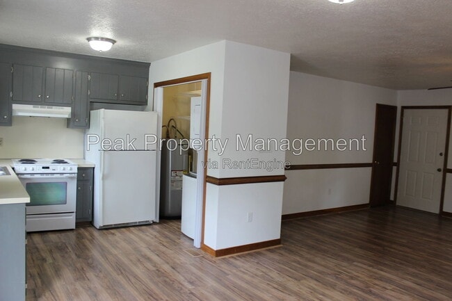 Building Photo - 6452 Lakeway Dr