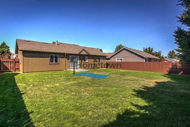 Building Photo - Sweet 2 Bed 1 Bath House with a Fenced Yard in Post Falls!