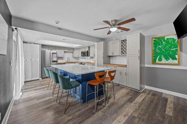 Primary Photo - 1520 Shaker Cir