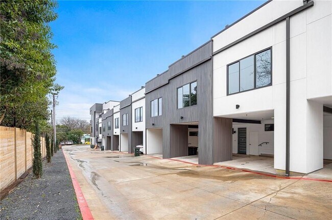 Building Photo - 2804 S 1st St