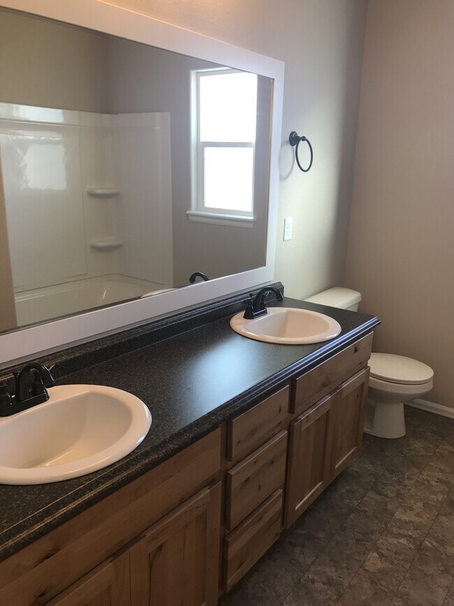 Building Photo - Nice house, 4 bedroom with Mountain Views in Windsor!
