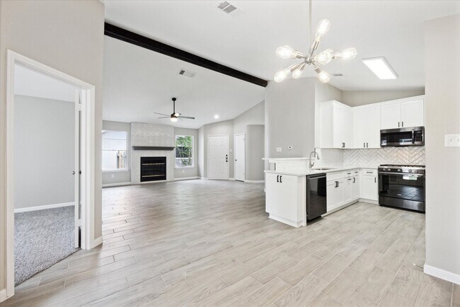 Building Photo - Beautiful 3/2 available now!