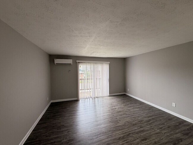 Building Photo - 2082 Fairmont Ct