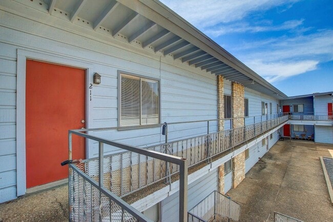 Building Photo - 2408 Longview St