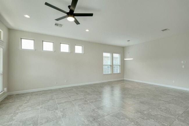 Building Photo - 204 Blue Spruce Way