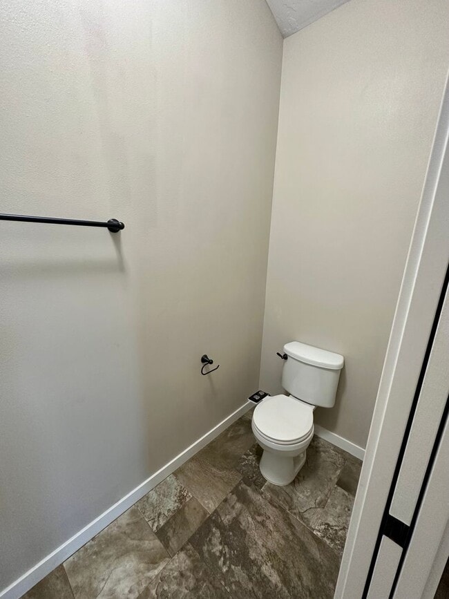 Building Photo - 3 Bedroom Townhome