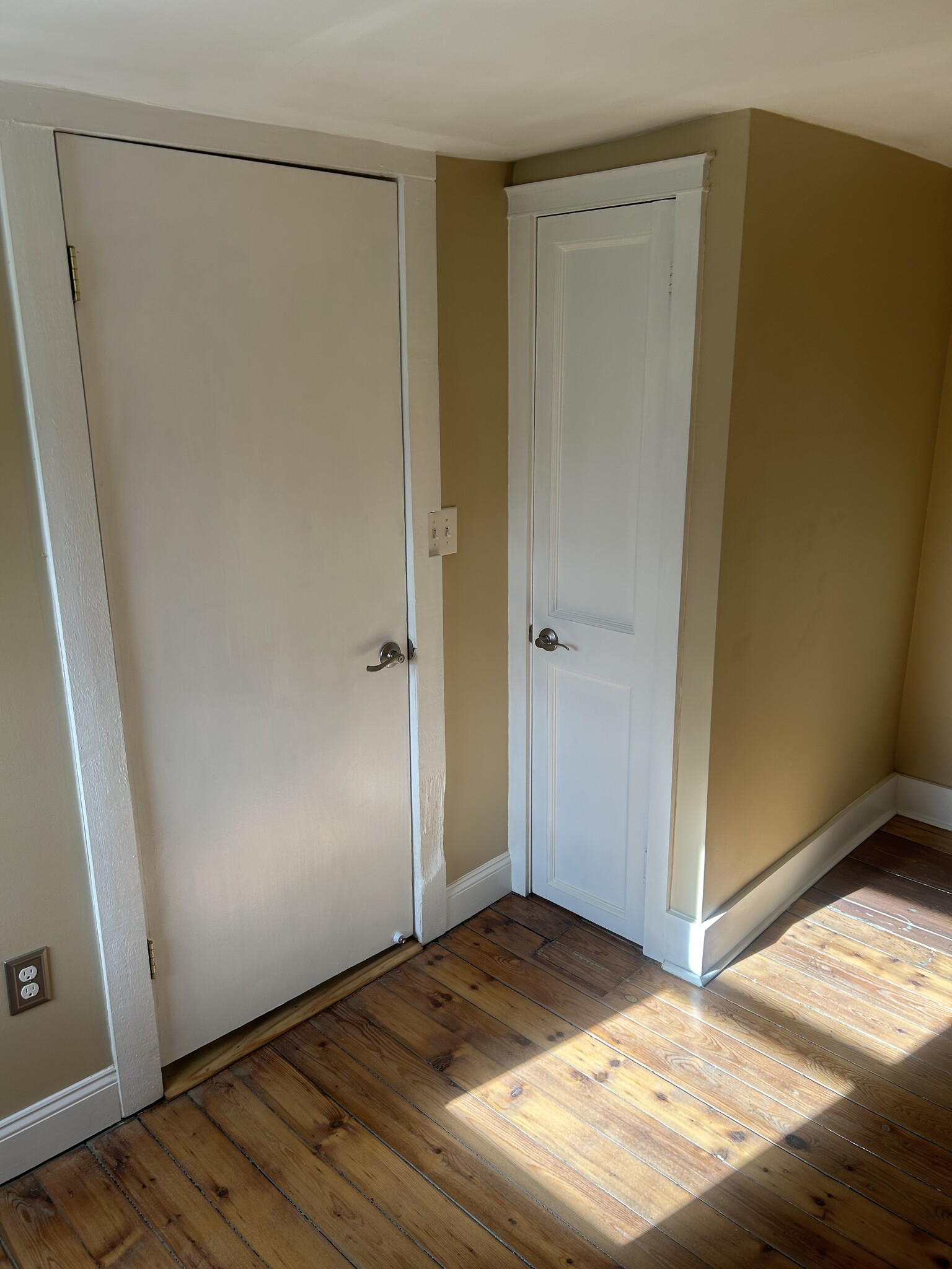 Building Photo - 303 Waterbury Hill Rd