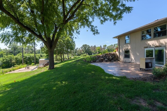 Building Photo - Must see home in mendota heights, huge lot...
