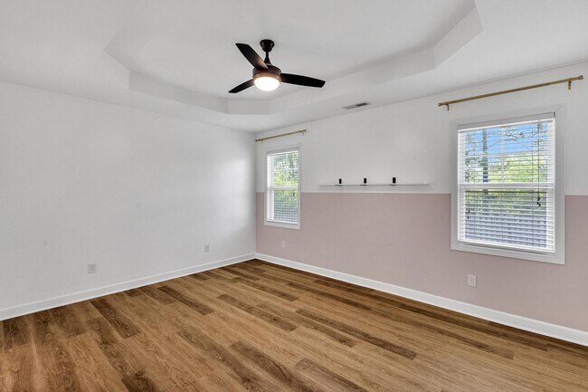 Building Photo - 3 bedroom with Community POOL!