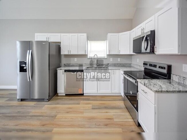 Building Photo - 2809 E Riverside Dr