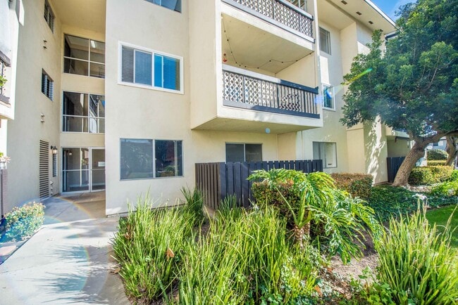 Building Photo - Remodeled Seal Beach Condo