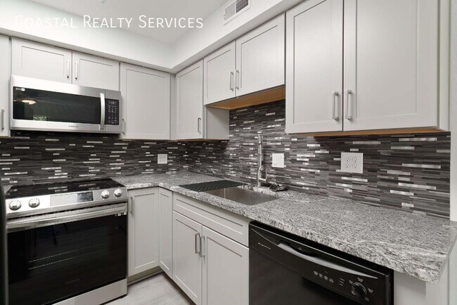 Building Photo - 308 Miracle Strip Pkwy SW