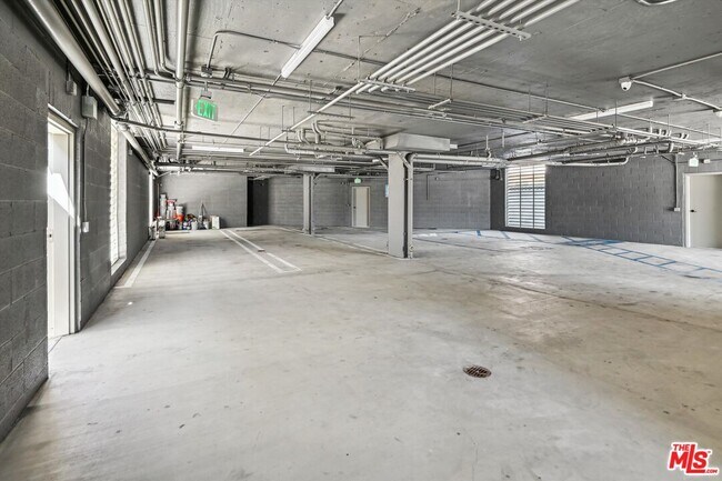 Building Photo - 819 E La Palma Dr