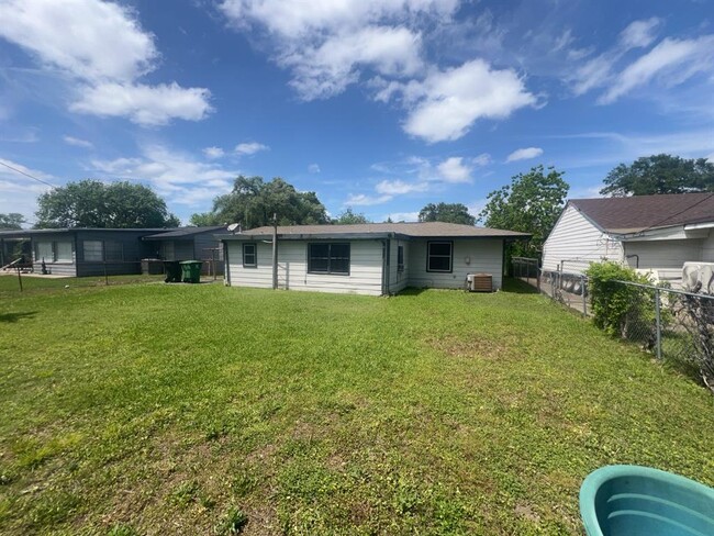 Building Photo - 5810 Glenhurst Dr