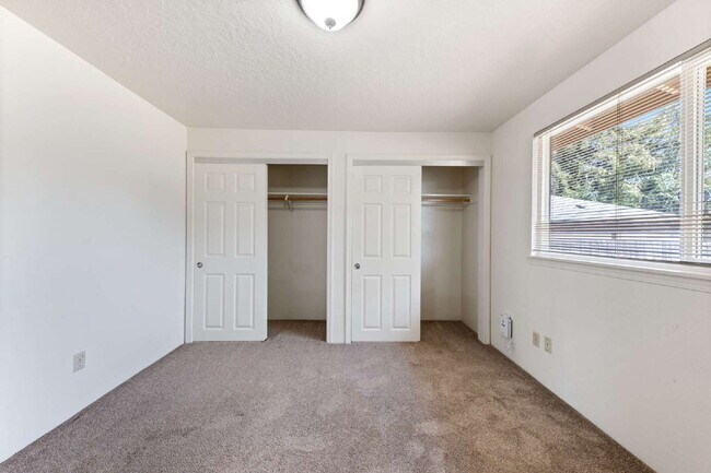 Building Photo - 2 Bedroom Duplex **MOVE IN SPECIAL** $500 ...