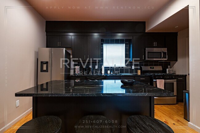 Building Photo - Fully Furnished Townhome w/ Private Garage