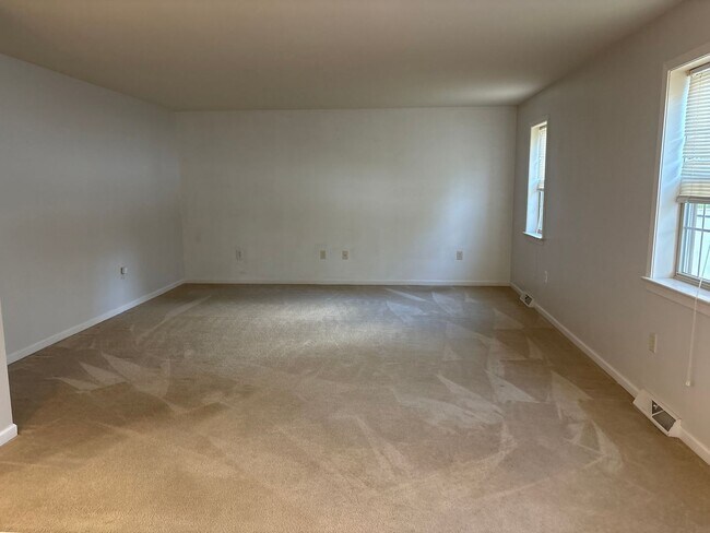 Building Photo - 720 Strayer Dr