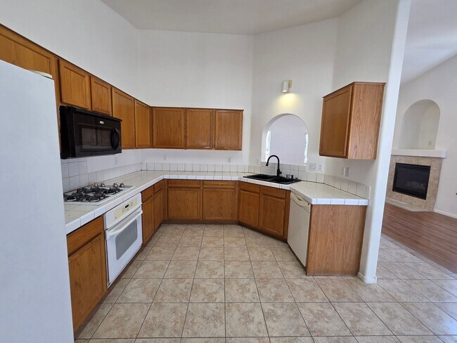 Building Photo - Charming & Spacious Las Vegas Home with Prime Location and Endless Potential