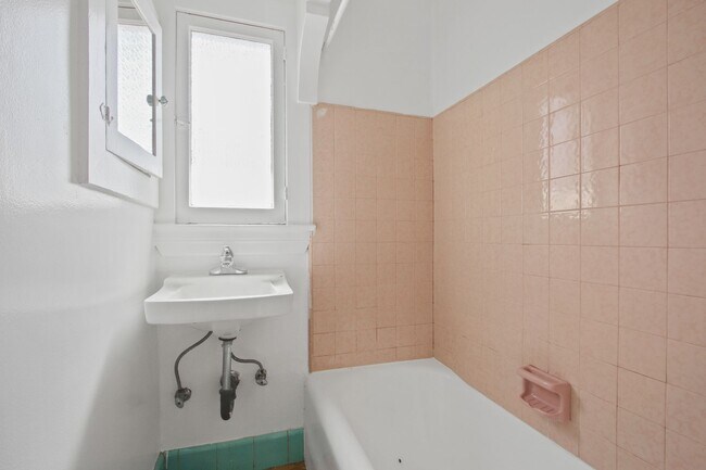 Building Photo - Charming 1-Bedroom Apartment in a Quiet Du...