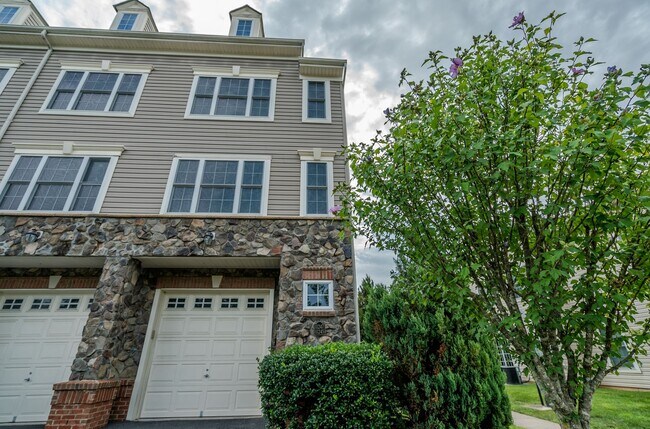 Building Photo - Bright And Spacious 3 Bed 2.5 Bath End-Uni...