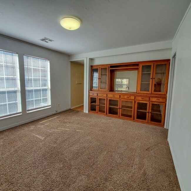 Building Photo - 3 Bedroom home in Shawnee