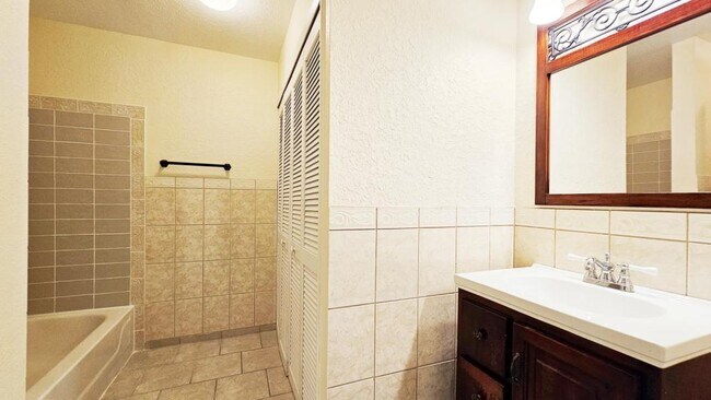 Building Photo - 7813 Sugar Bend Dr