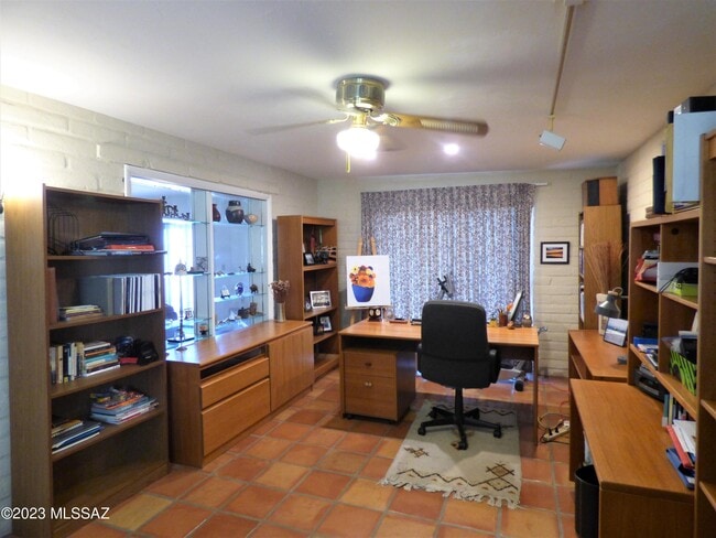 Building Photo - 5300 N Montezuma Trail