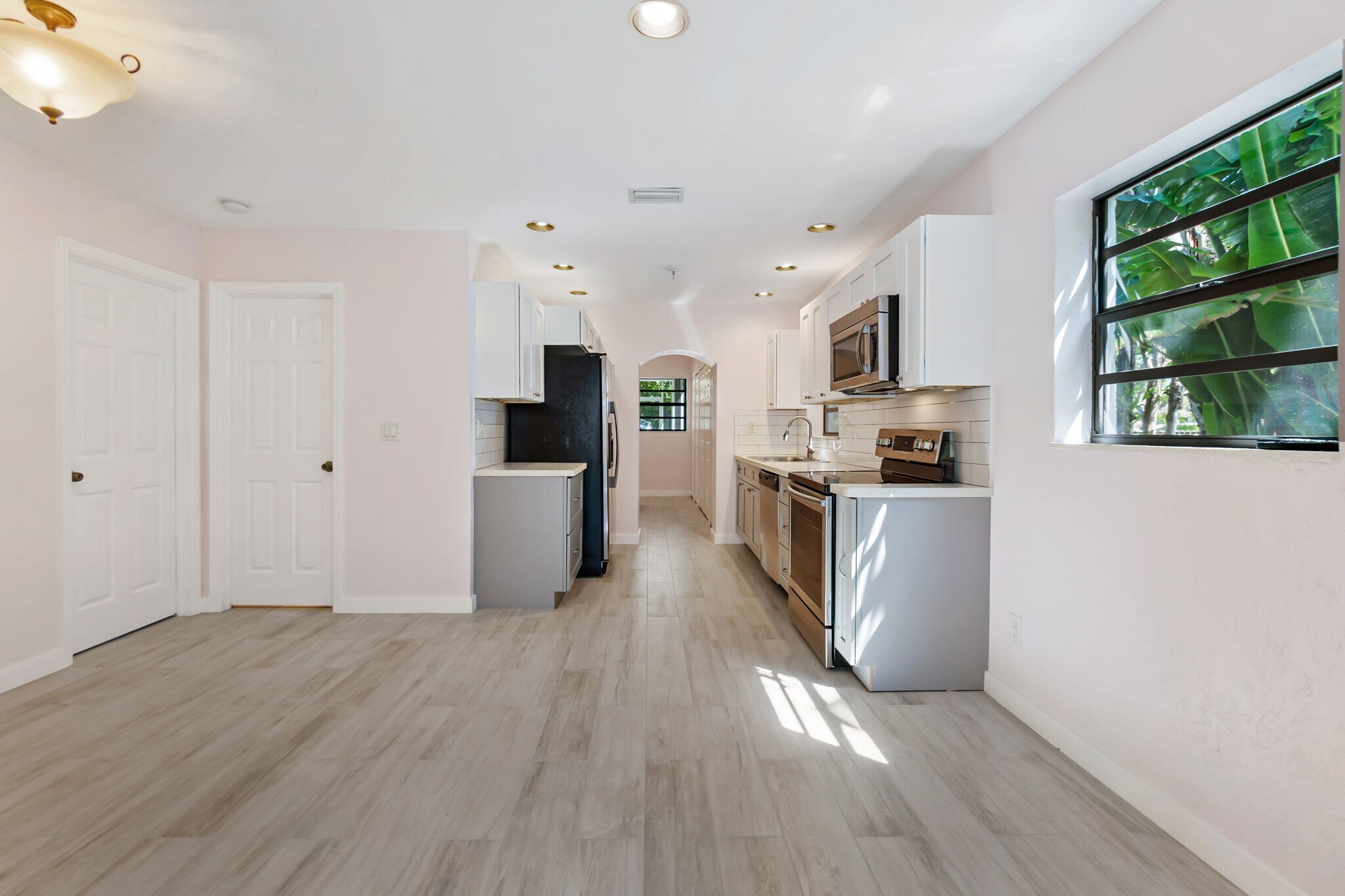 kitchen with eating area - 3275 Cottage Grove Ave