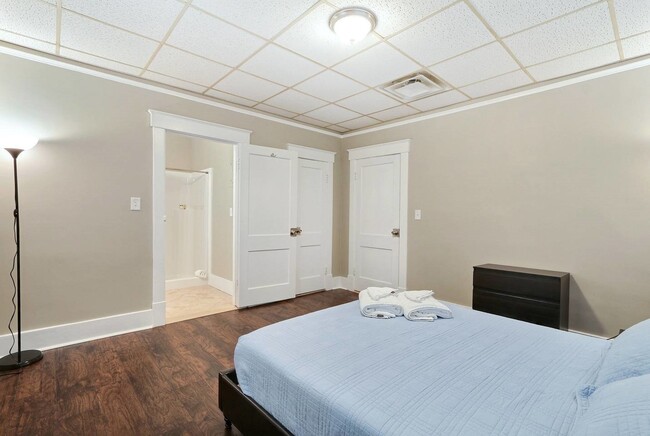 Building Photo - Large Downtown 3BR/2BA House For Rent Walk...