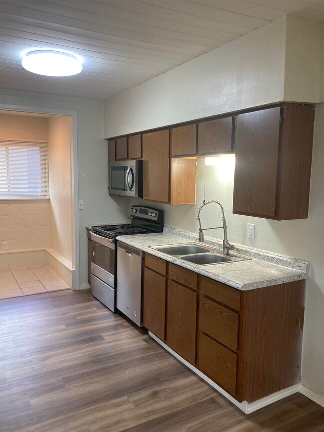 Building Photo - 1635 River Oaks Dr