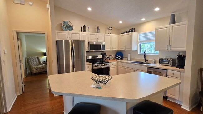 Building Photo - M971 Kingmont (VNSW-18/10)