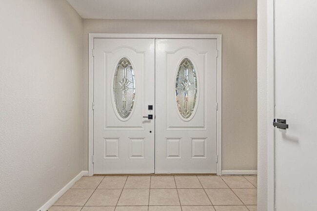 Building Photo - Beautifully updated Ranch Style Home