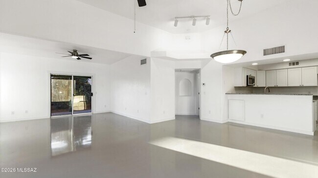 Building Photo - 574 Duchess Dr