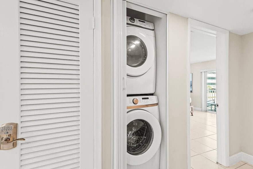 Building Photo - 2424 NE 9th St