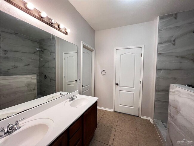 Building Photo - 27 San Sebastian St
