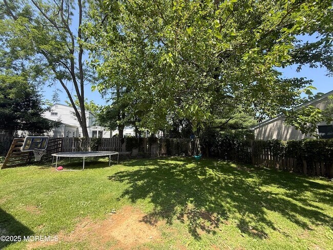 Building Photo - 977 Woodgate Ave