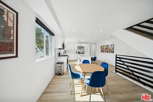 Building Photo - 835 N Harvard Blvd