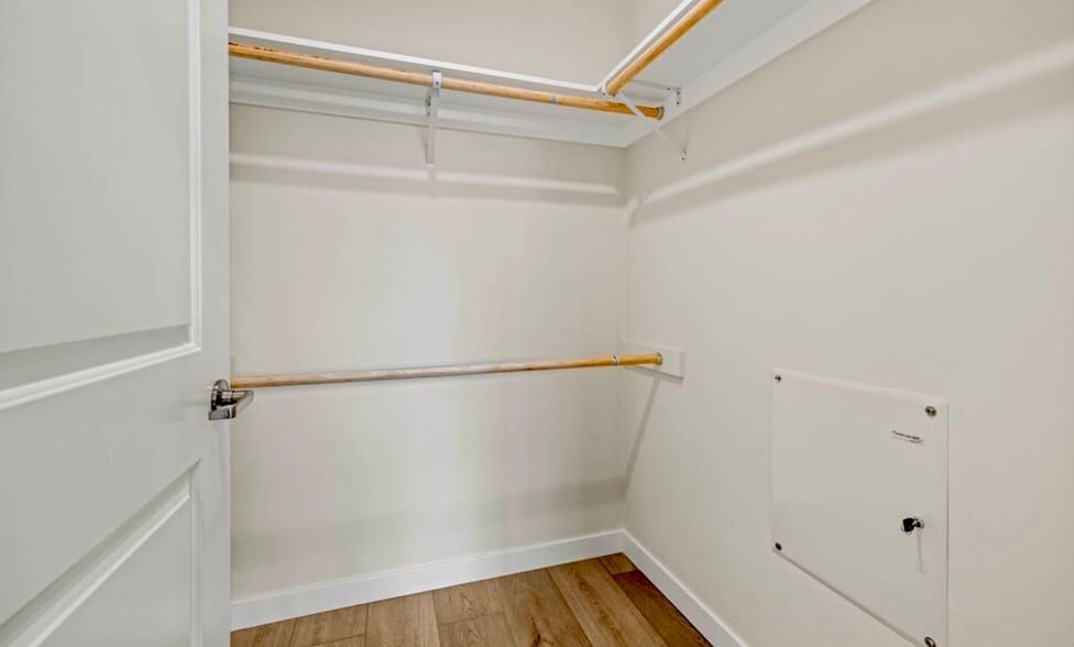 Building Photo - 423 Oak St