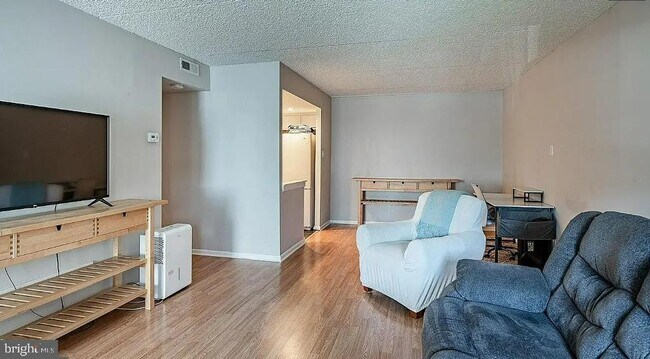 Building Photo - 306 Summit House