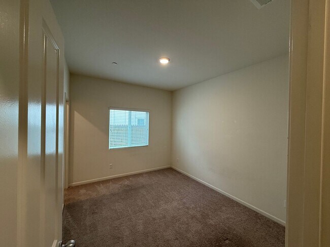 Building Photo - 4-bedroom single story in Manteca!