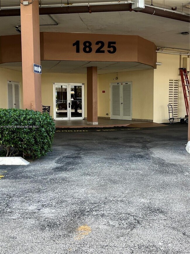 Building Photo - 1825 S Ocean Dr