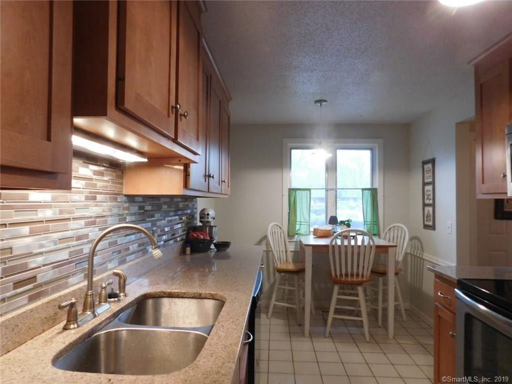 Kitchen - 32 Upper Pattagansett Rd