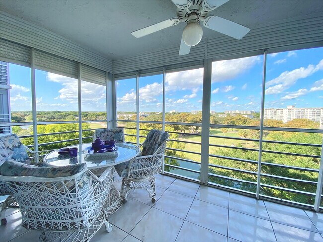 Building Photo - 4015 W Palm Aire Dr