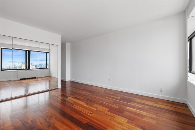 Building Photo - 65 E India Row