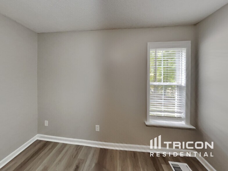 Building Photo - 1219 Azalea Dr