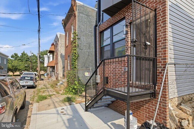 Building Photo - 1027 W Arizona St
