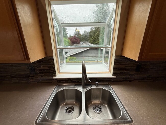 Building Photo - Beautiful Split-Entry 4 Bed 3 Bath Home Fully Fenced Yard