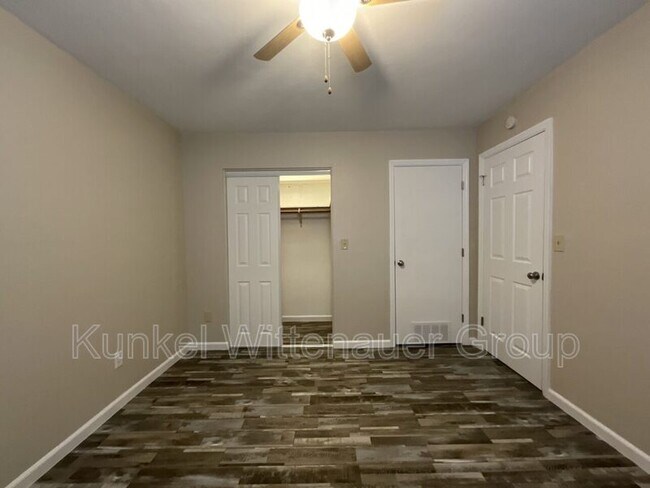 Building Photo - 10 Blackburn Manor