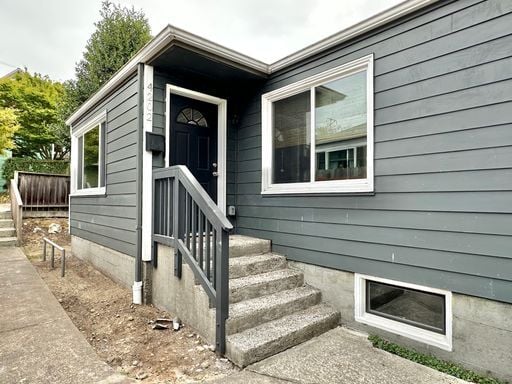 Building Photo - New Price! Beautiful 3 Bedroom home in des...