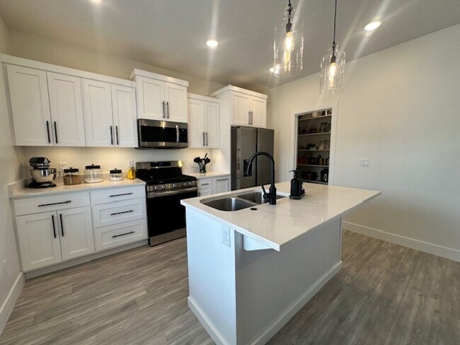 Building Photo - Move in Discount! 3 bedroom - 2.5 bathroom...